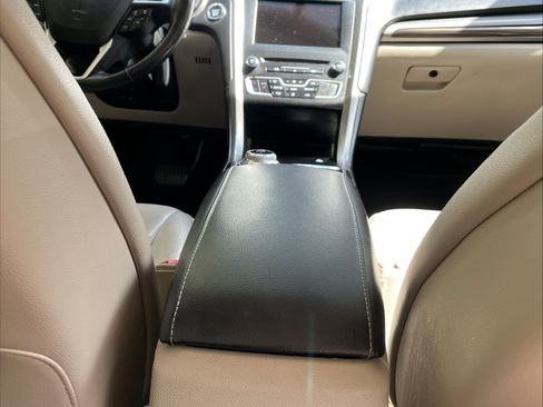 Used 2017 Ford Fusion SE w/ Fusion SE Technology Package image 16