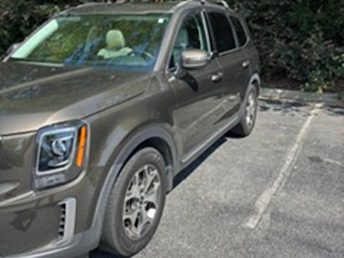 Used 2020 Kia Telluride EX w/ Towing Package FWD image 2
