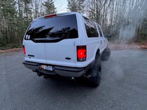 Used 2005 Ford Excursion XLT image 21