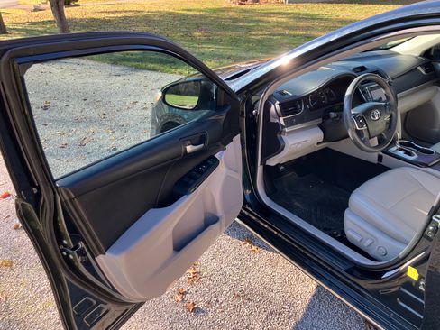 Used 2014 Toyota Camry LE image 11