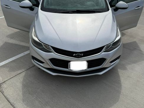 Used 2018 Chevrolet Cruze LT w/ Convenience Package image 4