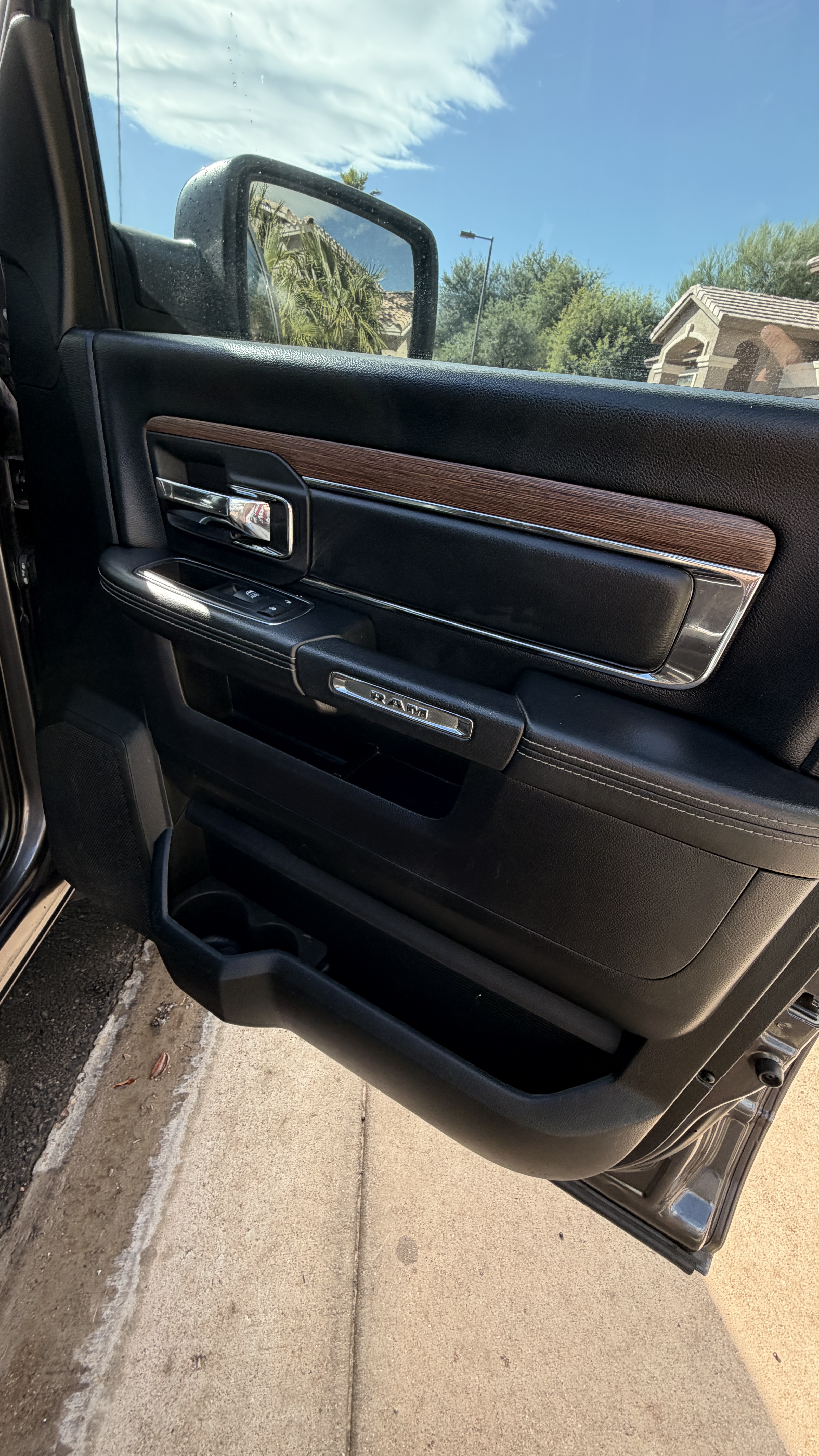Used 2016 RAM 1500 Laramie AWD/4WD image 9