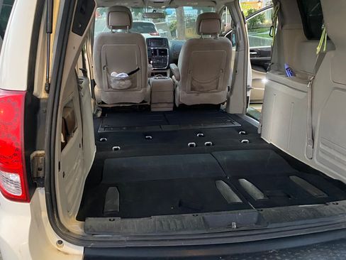 Used 2011 Dodge Grand Caravan Crew w/ Entertainment Group 1 FWD image 4