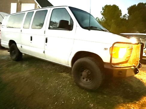 Used 2002 Ford E-350 and Econoline 350 Club Wagon image 1