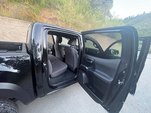 Used 2019 Toyota Tacoma TRD Off-Road w/ Technology Package AWD/4WD image 11