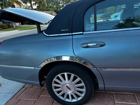 Used 2004 Lincoln Town Car Ultimate RWD image 5