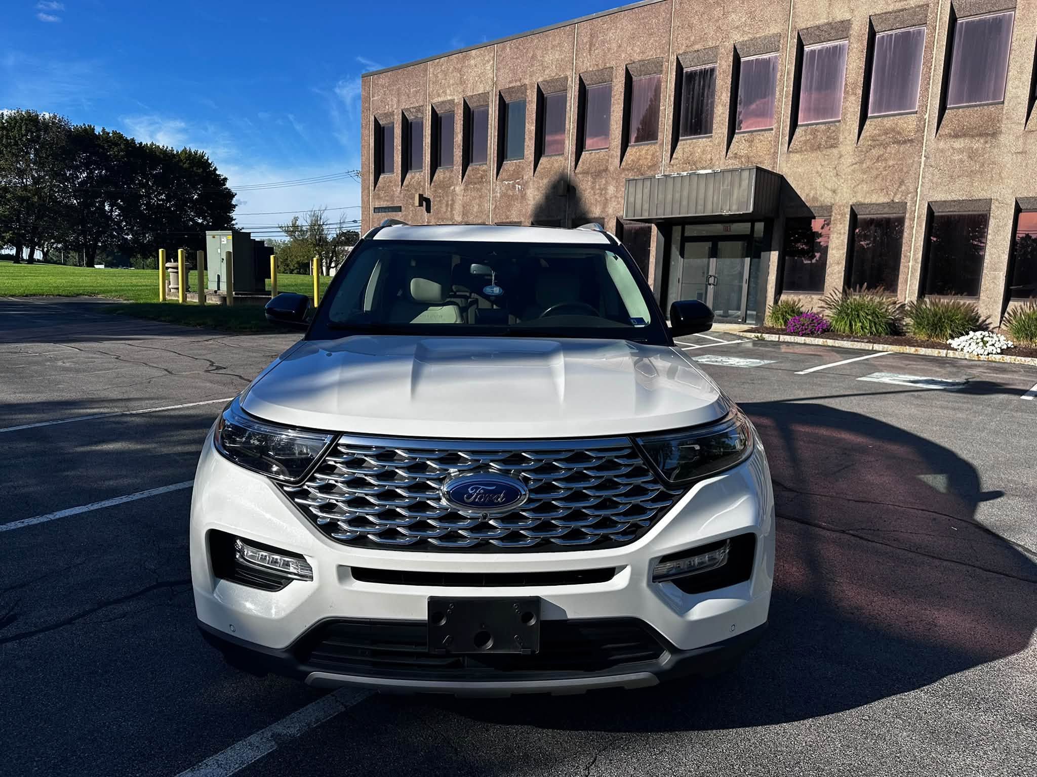 Used 2023 Ford Explorer Platinum w/ Technology Package AWD/4WD image 2