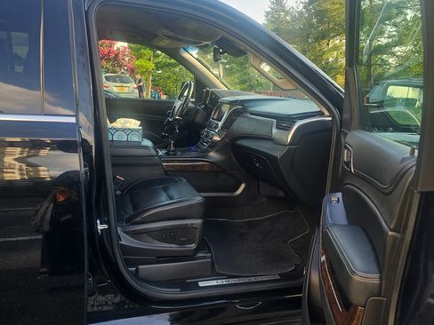 Used 2017 Chevrolet Suburban LT w/ Luxury Package image 14