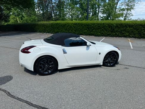 Used 2015 Nissan 370Z Touring image 11