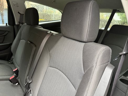 Used 2017 Chevrolet Traverse LT w/ Style and Technology Package image 6