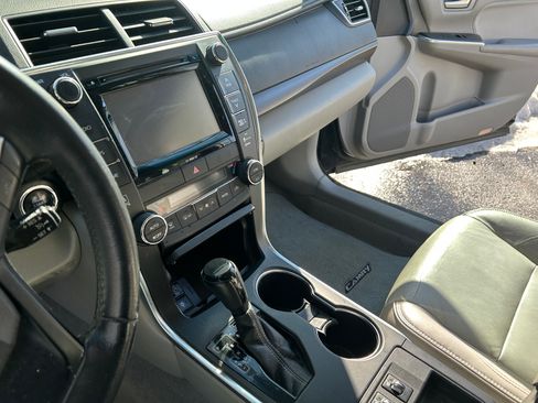 Used 2017 Toyota Camry XLE w/ Moonroof Package image 10