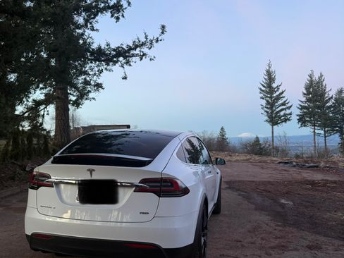 Used 2018 Tesla Model X 75D image 10