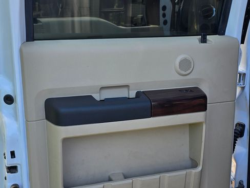 Used 2010 Ford F250 Lariat image 15