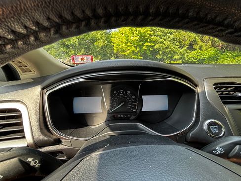 Used 2017 Ford Fusion SE w/ Equipment Group 201A FWD image 10