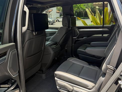 Used 2025 Cadillac Escalade Premium Luxury RWD image 11