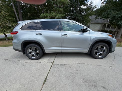 Used 2017 Toyota Highlander Limited Platinum AWD/4WD image 4