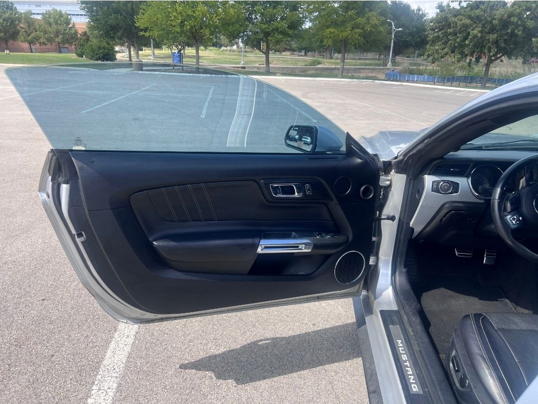 Used 2016 Ford Mustang Premium RWD image 9