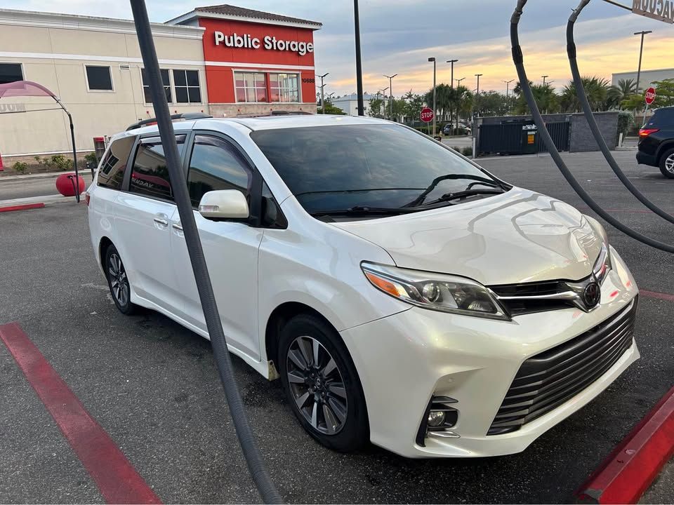 Used 2019 Toyota Sienna Limited Premium FWD image 1