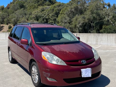 Used 2009 Toyota Sienna XLE FWD image 1
