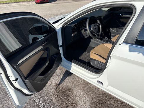 Used 2020 Volkswagen Jetta SE w/ SE Cold Weather Package FWD image 9
