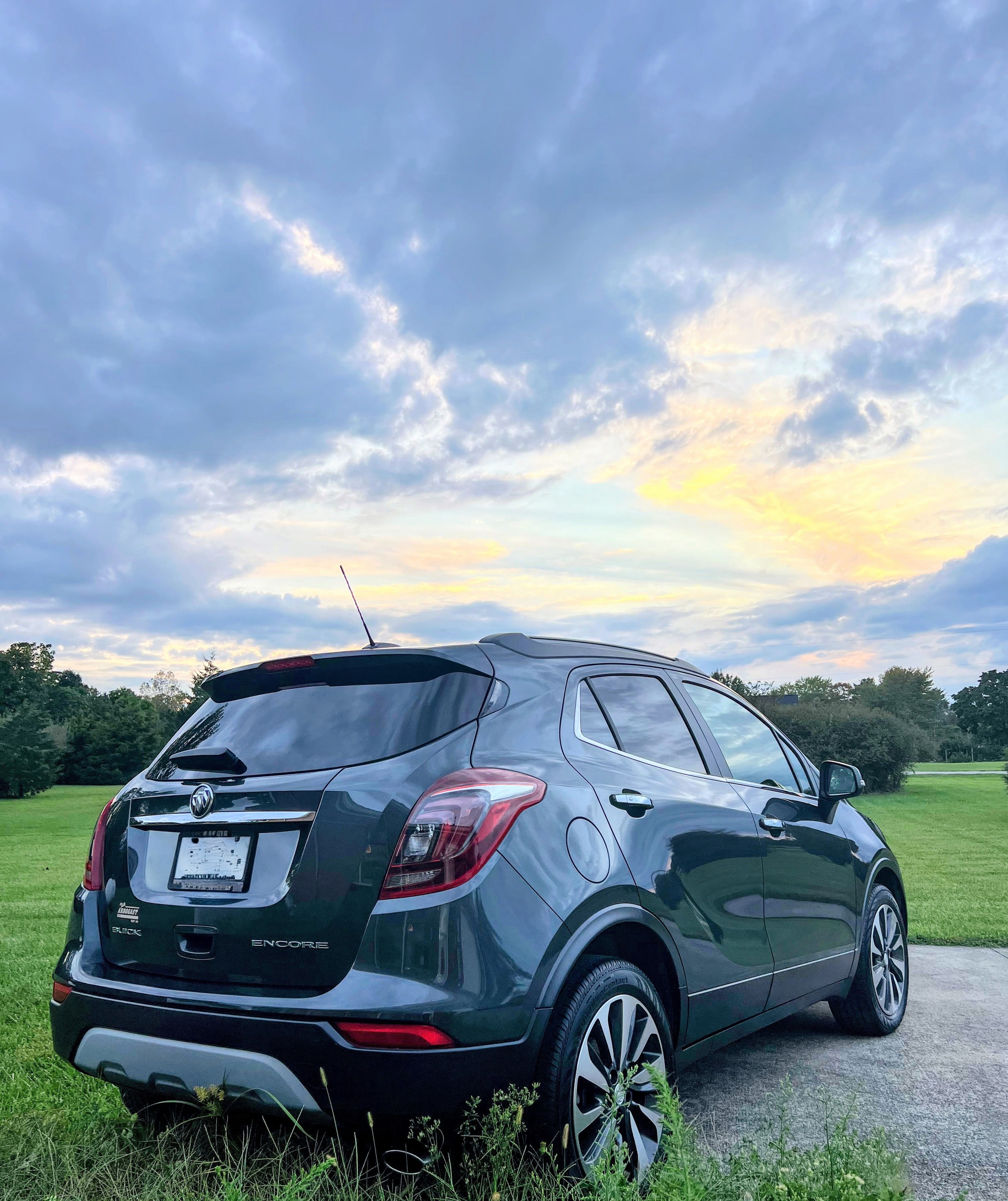 Used 2018 Buick Encore Essence FWD image 2