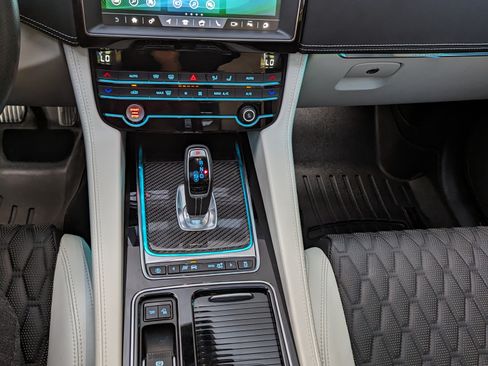 Used 2019 Jaguar F-PACE SVR image 13