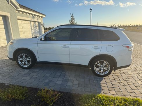 Used 2015 Mitsubishi Outlander SE image 10