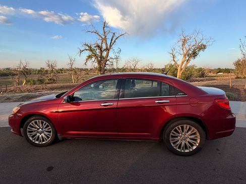 Used 2011 Chrysler 200 Limited FWD image 2