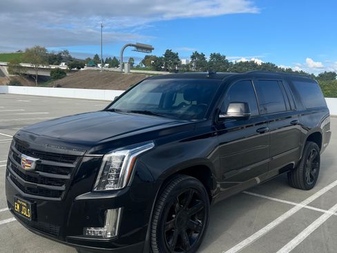 Used 2016 Cadillac Escalade ESV Luxury image 1