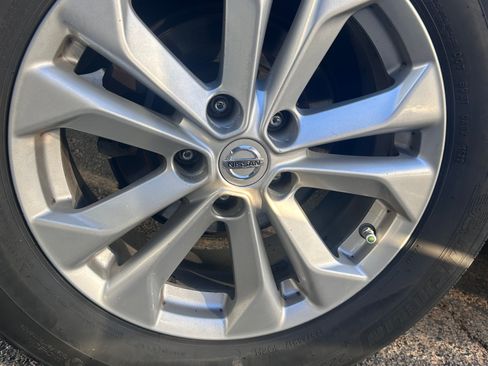 Used 2015 Nissan Rogue SV image 16