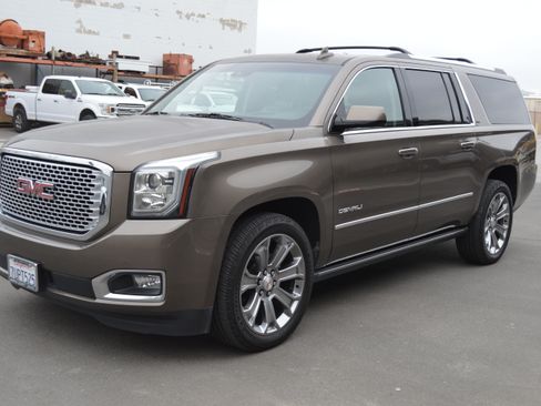 Used 2016 GMC Yukon XL Denali w/ Open Road Package AWD/4WD image 2