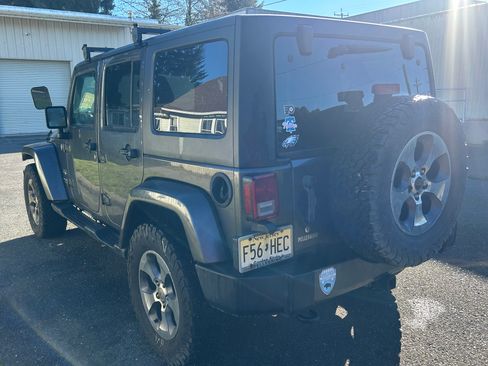 Used 2017 Jeep Wrangler Unlimited Sahara w/ Dual Top Group AWD/4WD image 15