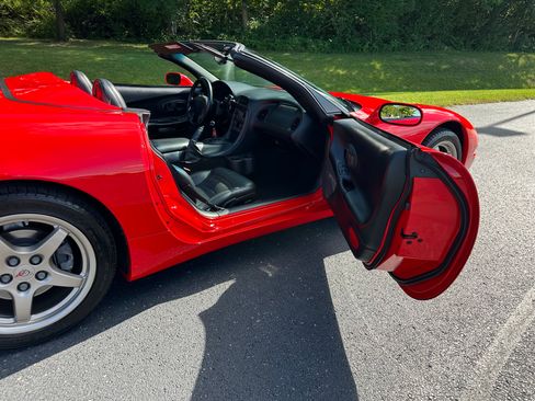 Used 1998 Chevrolet Corvette Convertible w/ Performance Handling Pkg RWD image 28