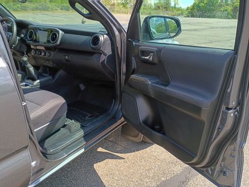 Used 2017 Toyota Tacoma TRD Sport w/ Tow Package AWD/4WD image 23