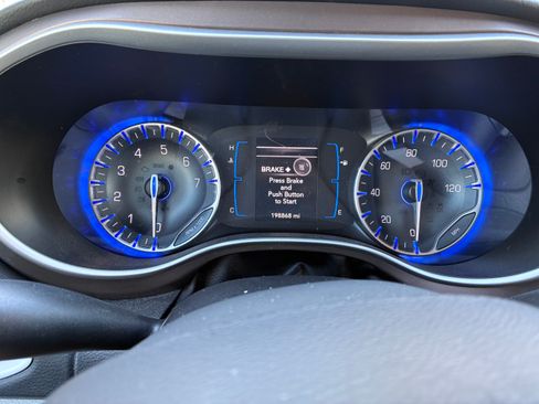 Used 2017 Chrysler Pacifica LX FWD image 12