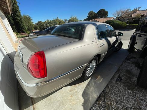 Used 2003 Lincoln Town Car Signature image 13