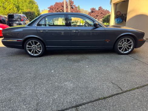 Used 2005 Jaguar XJ8 image 10