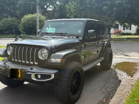 Used 2022 Jeep Wrangler Unlimited Sahara w/ Cold Weather Group AWD/4WD image 12