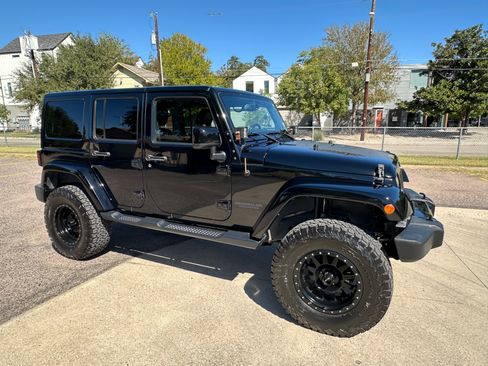 Used 2014 Jeep Wrangler Unlimited Sahara image 8
