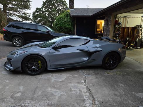 Used 2024 Chevrolet Corvette Z06 w/ Z07 Performance Package image 9