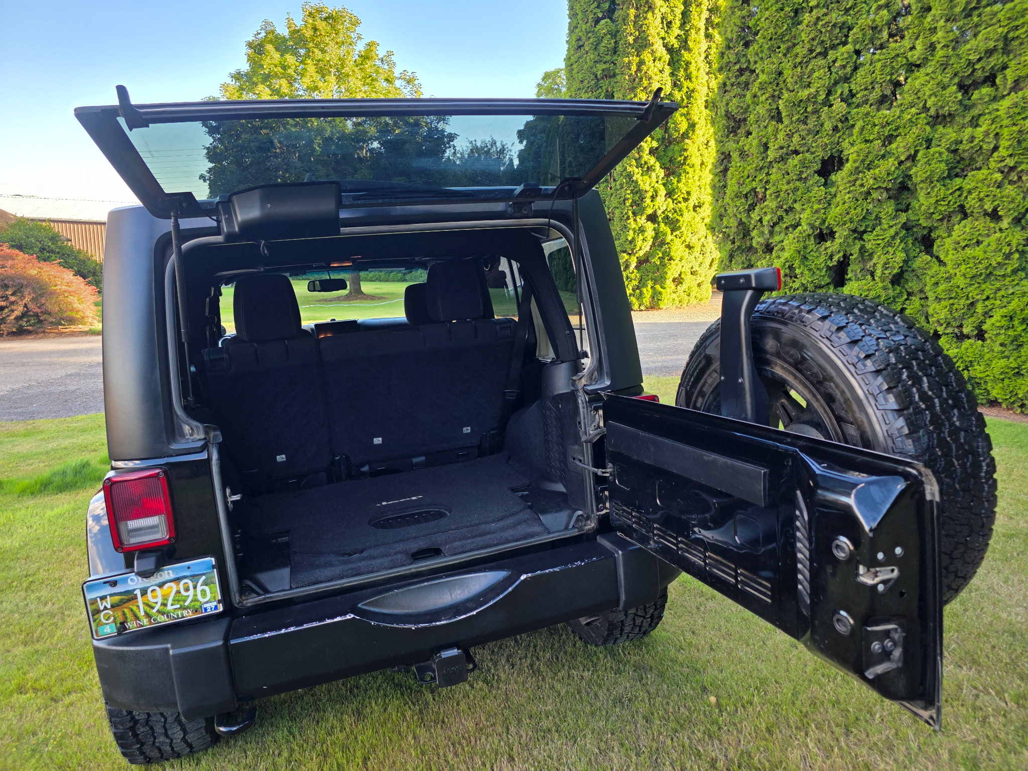 Used 2015 Jeep Wrangler Unlimited Sahara w/ Max Tow Package AWD/4WD image 4