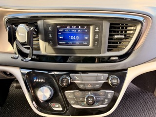 Used 2017 Chrysler Pacifica Touring-L FWD image 27