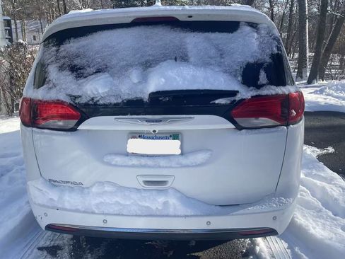 Used 2019 Chrysler Pacifica Touring-L w/ Advanced Safetytec Group image 1