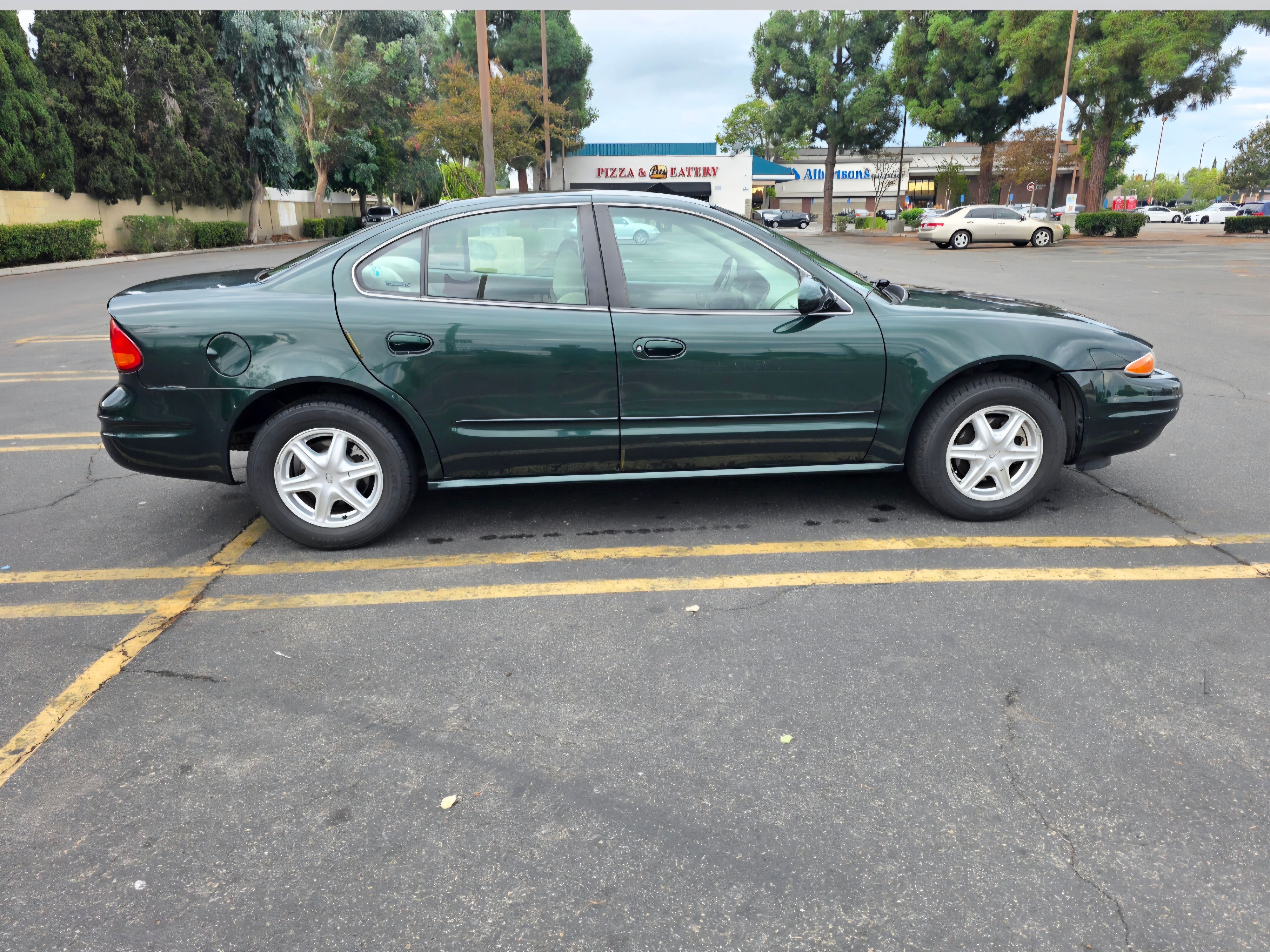 Used 2002 Oldsmobile Alero GL w/ Gold Pkg FWD image 8