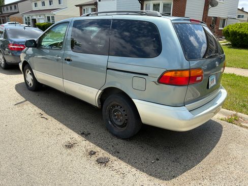 Used 1999 Toyota Sienna LE FWD image 2