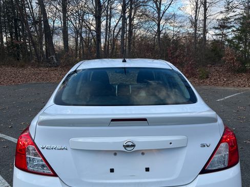 Used 2017 Nissan Versa SV image 5