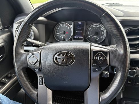 Used 2017 Toyota Tacoma TRD Sport image 15