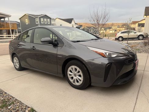 Used 2019 Toyota Prius LE image 2