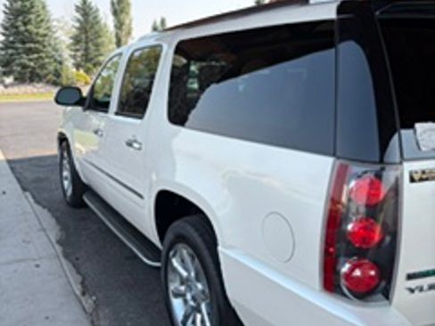 Used 2011 GMC Yukon XL Denali AWD/4WD image 4