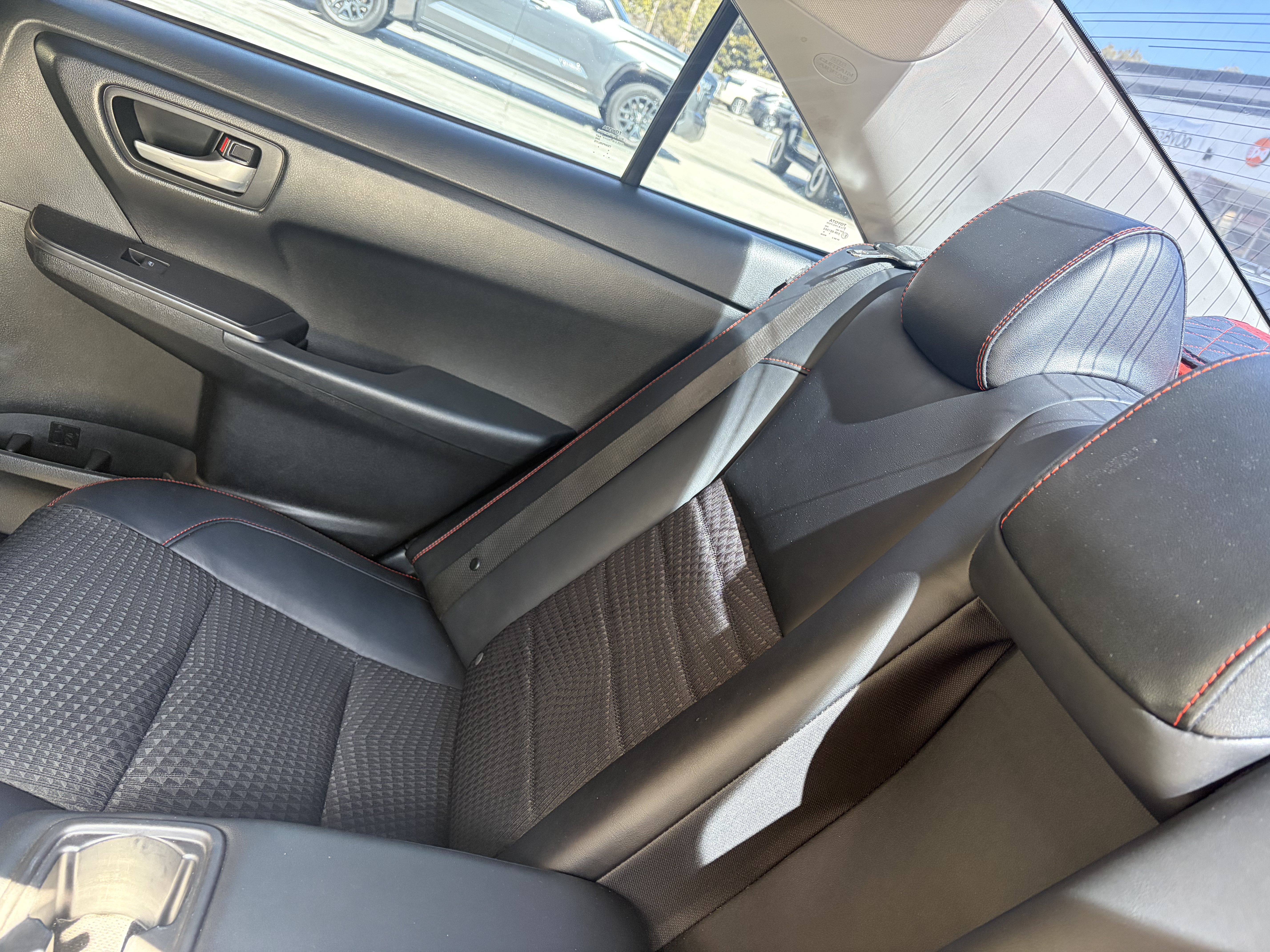 Used 2015 Toyota Camry SE w/ Moonroof Package FWD image 12